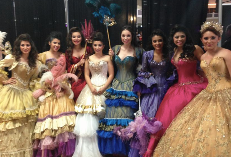 Kimberly Ibarra, debut modelando para Mitzy el diseñador de las estrellas.