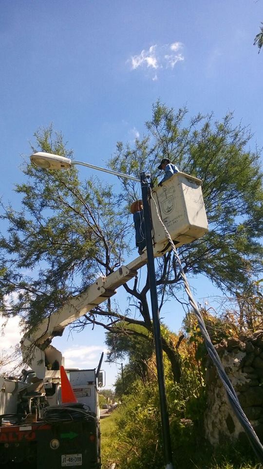 SE INSTALAN LUMINARIAS,EN LA DELEACION DE LA LOMA.