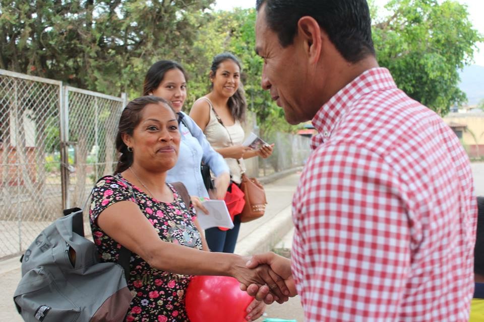 Héctor Huerta haciendo compromiso en Zapotitan