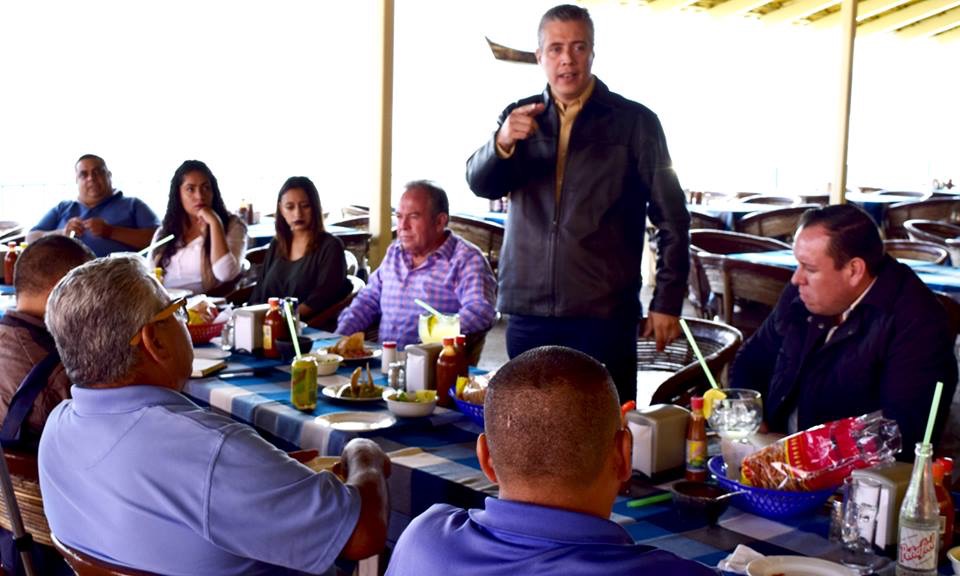 El presidente de Jocotepec,Jose Miguel,se reúne con restauranteros de piedra barrenada.